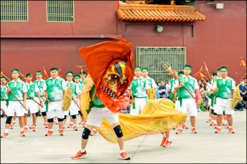 永昌宮金獅陣的開館表演，金獅由兩人合作、舞動獅身。