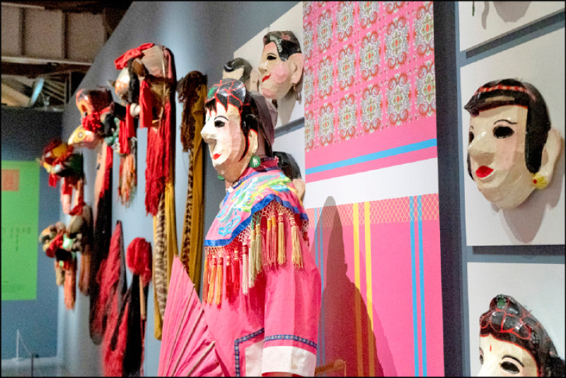 藝陣館裡展示的十二婆姐陣面具與服裝。十二婆姐陣幫助小朋友平安長大，有護嬰順產的功能。