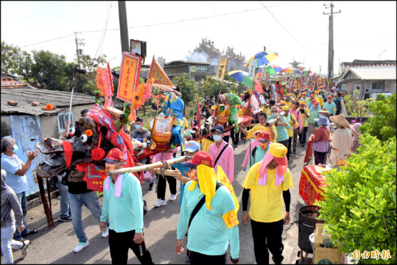 學甲香是5大香唯一人力扛的蜈蚣陣，有大票信徒追陣鬥熱鬧。（記者楊金城攝）