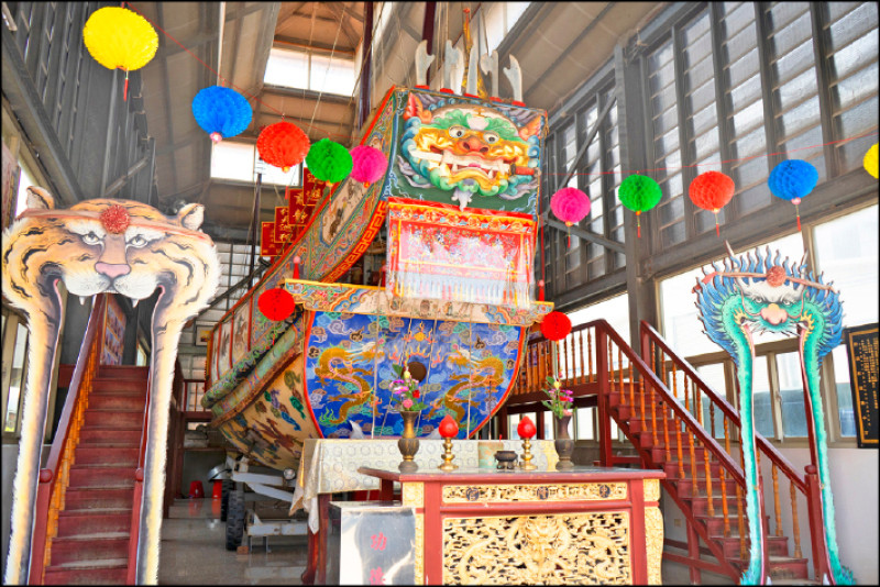 三寮灣東隆宮擁有全國最大的一艘木造王船，民眾可以走上階梯，環視整艘王船的精工雕琢。