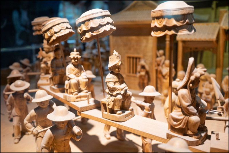 三寮灣東隆宮文化中心王爺信仰文物館的模型，展示王爺遶境與陣頭表演。