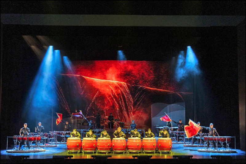 《木蘭》以打擊樂融合京劇唱腔之美，從音樂、演唱到視覺影像，都帶給人極致的感動。（朱團提供）