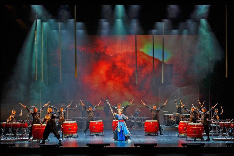 「京劇木蘭」由京劇名伶朱安麗（前中）飾演。（朱團提供）