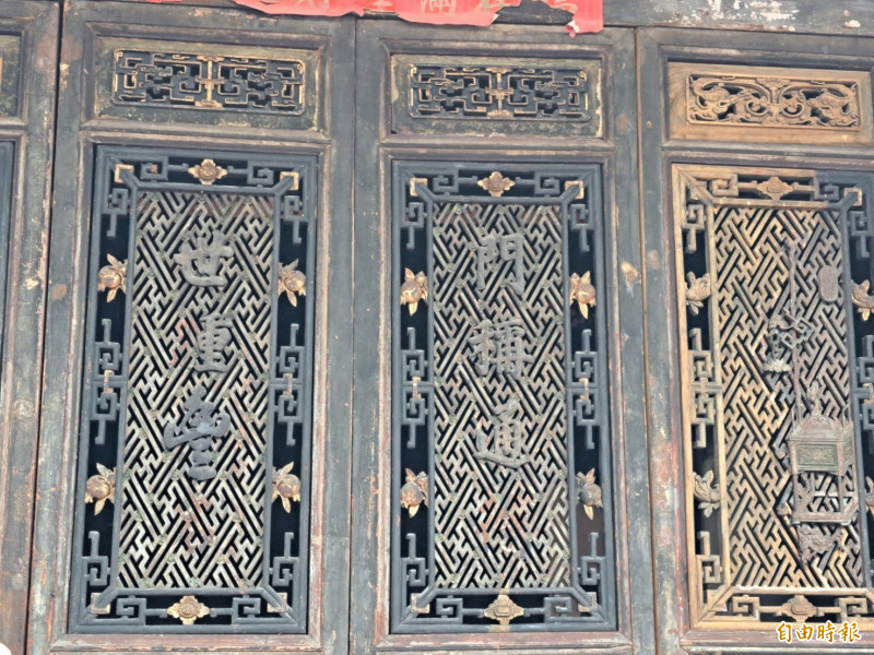 新竹市首座私有國定古蹟鄭用錫宅第「進士第」修復工程，今天竣工揭牌，進士第的牆面及木雕門都相當精細，足見歷史文化脈絡。（記者洪美秀攝）