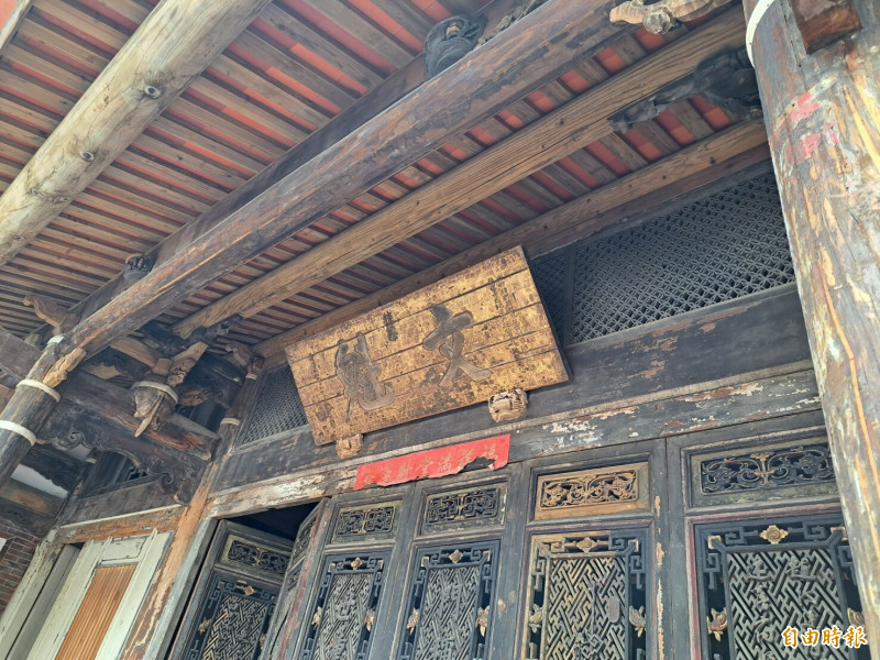 新竹市首座私有國定古蹟鄭用錫宅第「進士第」修復工程，今天竣工揭牌，鄭氏家族代表鄭昌錞也說明文魁三開三進的歷史故事和緣由。（記者洪美秀攝）