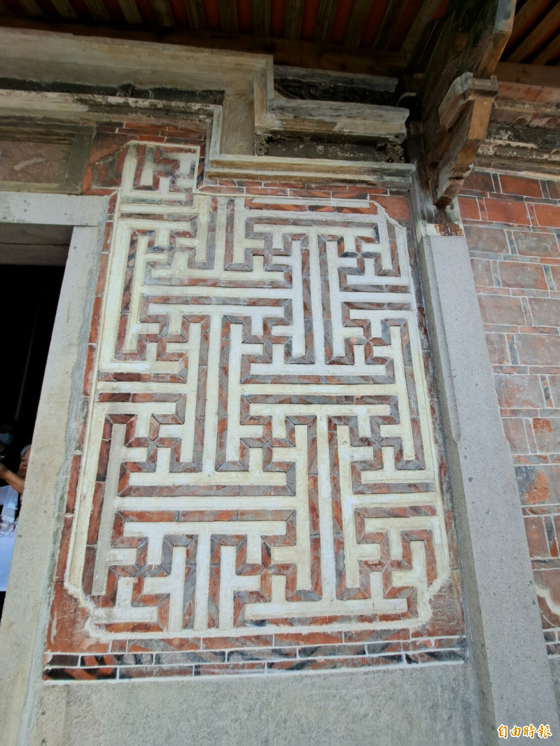 新竹市首座私有國定古蹟鄭用錫宅第「進士第」修復工程，今天竣工揭牌，鄭氏家族代表鄭昌錞也說明文魁三開三進的歷史故事和緣由，其中萬字不斷的牆面也重現，且修舊如舊，相當難得。（記者洪美秀攝）