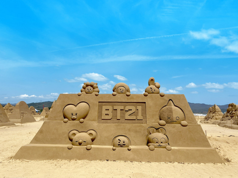 全球知名的「BT21」，也將帶來一系列活潑的派對形象作品。（福容大飯店福隆提供）