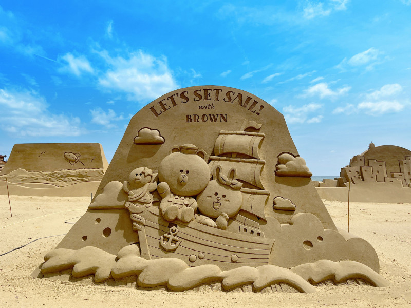 2024福隆國際沙雕藝術季作品「LINE FRIENDS LET'S SET SAIL with BROWN」。（福容大飯店福隆提供）