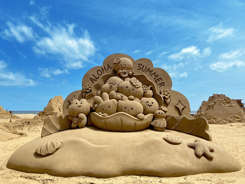 2024福隆國際沙雕藝術季作品「minini ALOHA SUMMER」。（福容大飯店福隆提供）