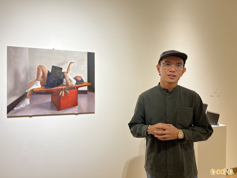 蔡育昕和作品〈折疊桌上的妮娜〉。（記者羅欣貞攝）