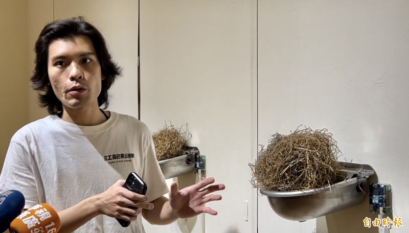 江俊毅和作品〈經濟動物〉。（記者羅欣貞攝）