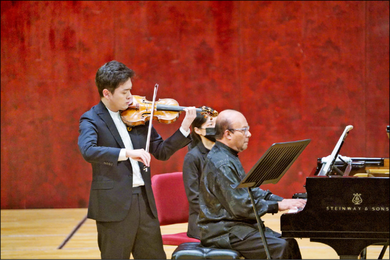 曾宇謙（左）與羅漢睽違多年再合作，依舊展現十足好默契。（牛耳藝術提供）