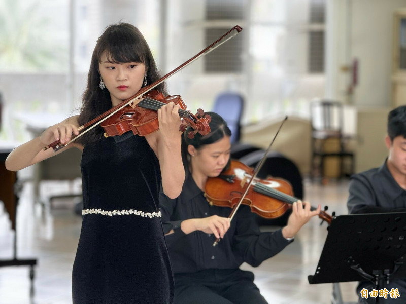 目前擔任市立管弦樂團弦樂指導老師的前團員李季鎂（左）也將在15日公演一起演出。（記者湯世名攝）