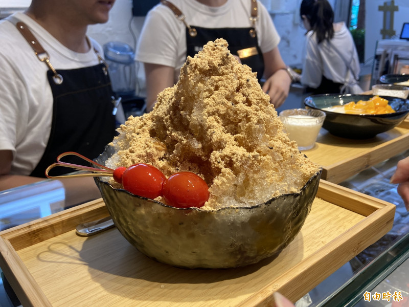 觀傳局與景點周邊店家攜手合作推出活動期間限定專屬優惠，如永康商圈「滋粒冰菓室」享古早味麵茶冰8折優惠。（記者周幸叡攝）