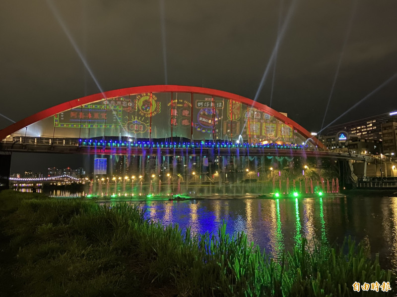 松山區的錫口碼頭彩虹橋即日起至6月30日推出水舞，每晚7至9點每整點及半點演出1次，9點為最後一場表演。（記者周幸叡攝）