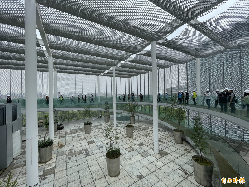 台中綠美圖5樓有露天空中花園串連兩館，引進自然流動與穿透感。（記者蘇孟娟攝）