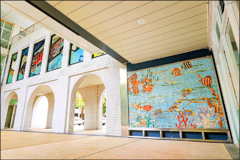 台灣工藝中心昨日為顏水龍馬賽克作品《熱帶魚》揭幕。（台灣工藝中心提供）