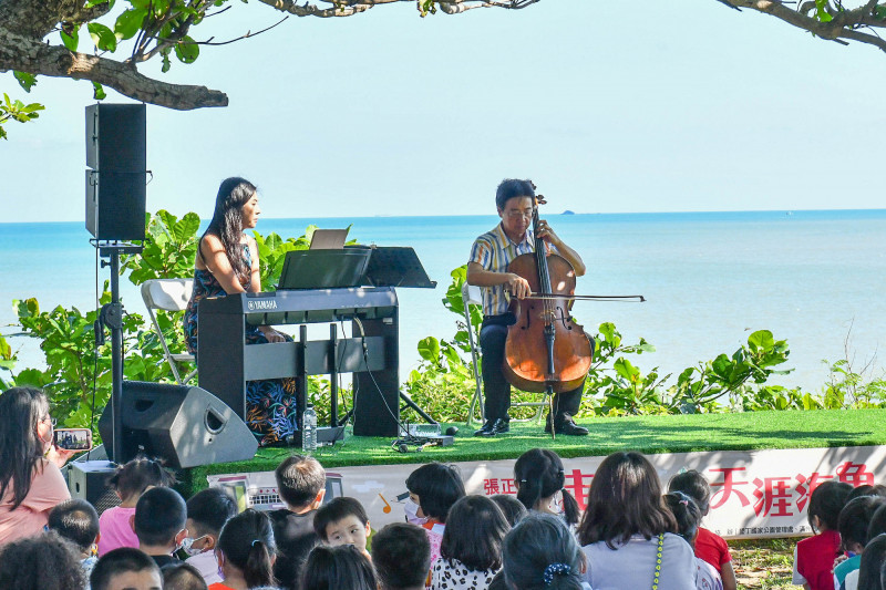 大提琴家張正傑經常在大自然中演奏。（資料照，記者蔡宗憲攝）