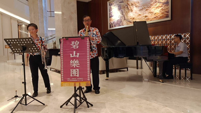 擁有「天才鋼琴家」美譽的李尚軒（右一），首場與碧山樂團樂手林正良（中）在金門金湖飯店登場快閃演出。（讀者提供）