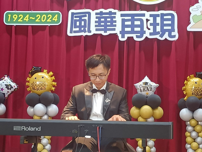 鋼琴家李尚軒在正義國小100週年校慶活動中，再一次以美妙的樂章征服全場。（讀者提供）