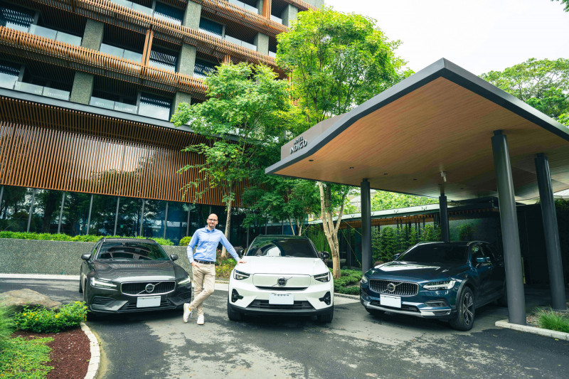 阿里山英迪格酒店總經理席雅酷，自信展示本次與Volvo匯勝汽車合作的體驗車款。（阿里山英迪格酒店提供）