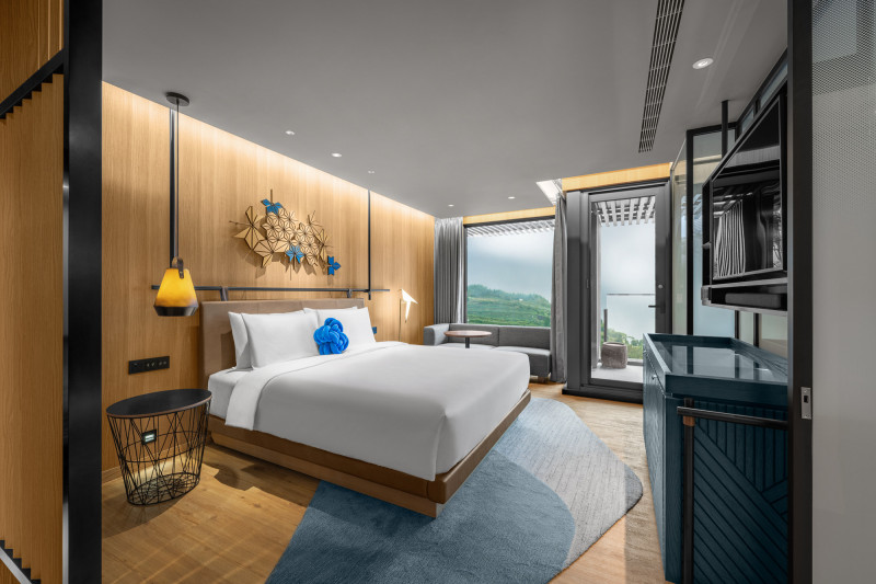 阿里山英迪格酒店「自駕暢遊阿里山．一泊二食山林住房專案」，以豪華房做為主題房之一。（阿里山英迪格酒店提供）