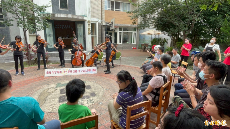 拙茁家園院生們對十興國小弦樂團的精采表演，抱以熱烈掌聲回饋。（記者黃美珠攝）