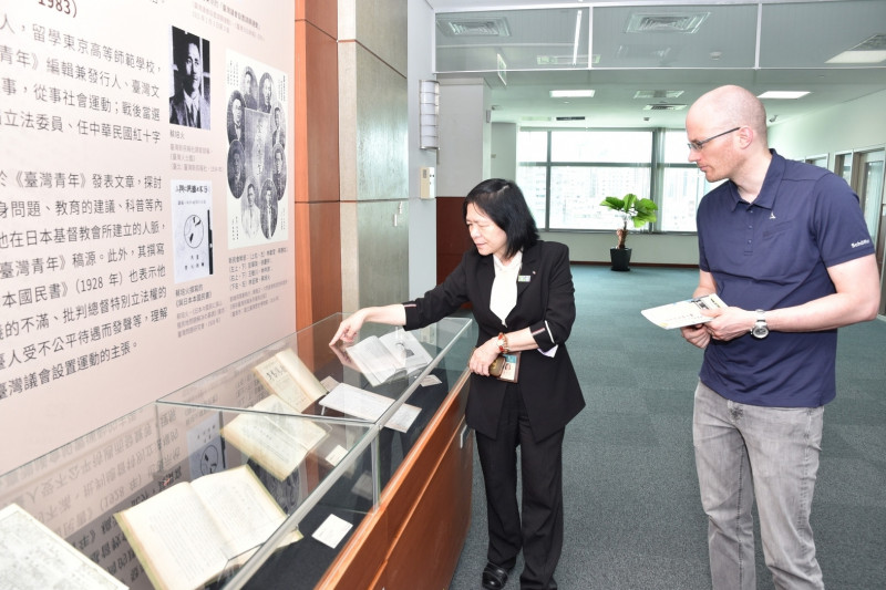 國台圖館長曹翠英（左）向來訪的德國特里爾大學介紹國台圖館藏。（國台圖提供）