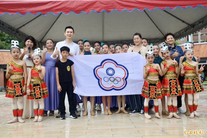 竹北市長鄭朝方在蝶影舞蹈劇場公演後授旗，預祝舞團能有亮麗成績，舞出夢想。（記者廖雪茹攝）