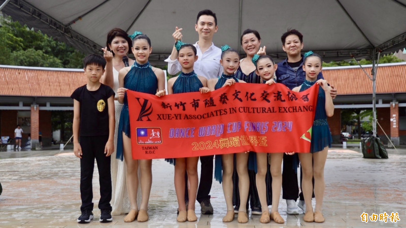 竹北市長鄭朝方在蝶影舞蹈劇場公演後授旗，預祝舞團能有亮麗成績，舞出夢想。（記者廖雪茹攝）