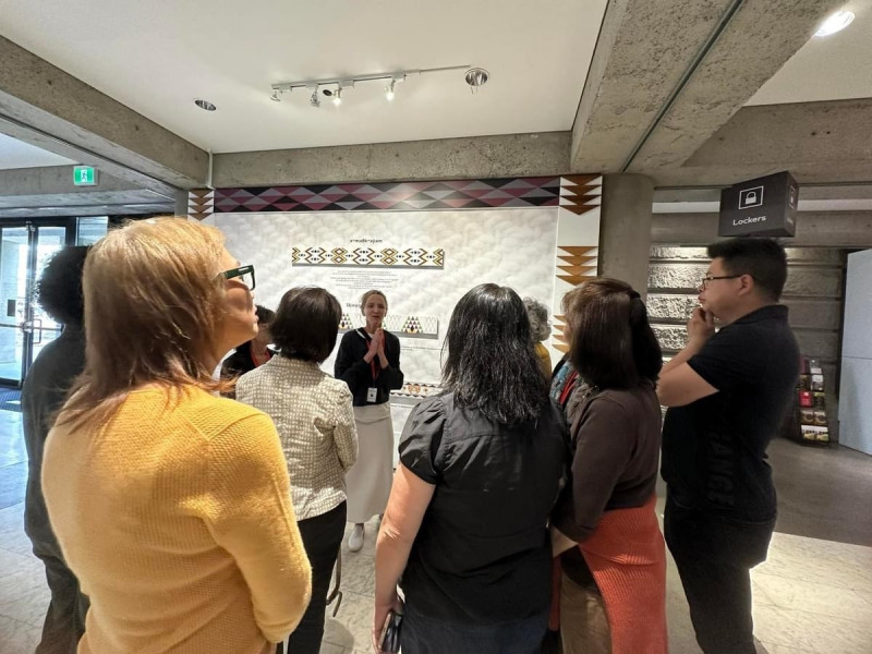 藝術館資深策展員Diana Freundl正講解進入地下層館藏的參觀規定。（蔡霞芬提供）