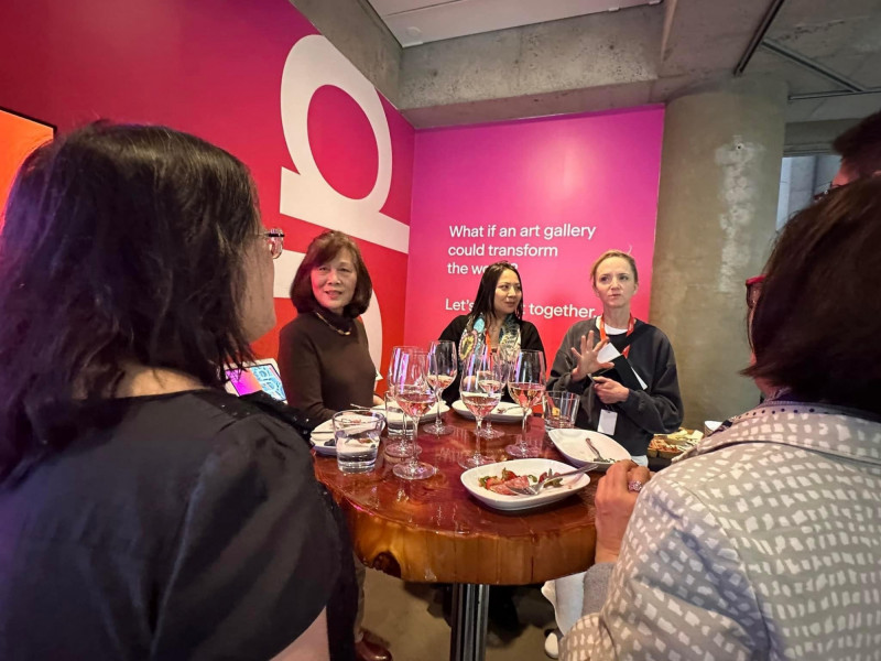 藝術館以高規格接待台灣的官員及畫家。（蔡霞芬提供）