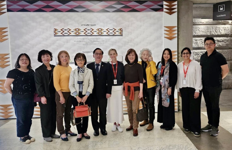 加西台灣藝協會長蔡霞芬 邀駐加官員及台裔藝術家參觀溫哥華藝術館典藏