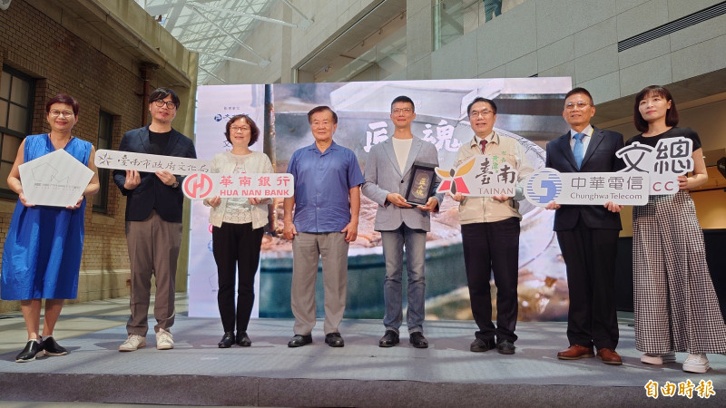 中華文化總會今日在南美館1館發表《匠人魂》—「手作記憶的黑糖」影集。（記者洪瑞琴攝）