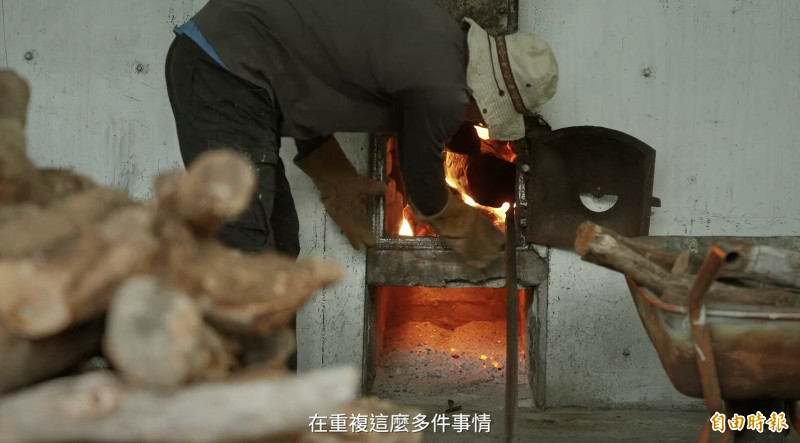 中華文化總會製作影片《匠人魂》—「手作記憶的黑糖」，紀錄台灣製糖師匠人精神。 （文化總會提供）