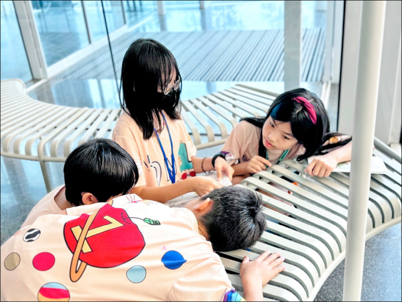 孩童記錄下兒童美術館中發現的各種聲音風景。
（透島影業攝影，桃園市立美術館提供）