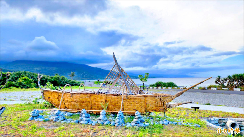 印尼藝術家I Made Sukariawan作品〈Jukun 漁船〉，以峇里島傳統支架舟為基礎，結合東海岸阿美族生活文化意象。
（記者凌美雪攝）