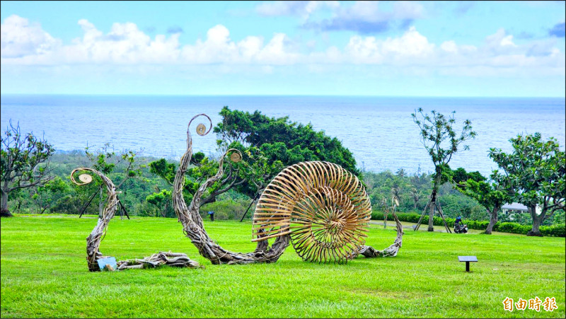 台灣藝術家陳抒漫作品〈蕨處逢⽣ Vitality in Ferns〉於都歷遊客中心與海天相輝映。（記者凌美雪攝）