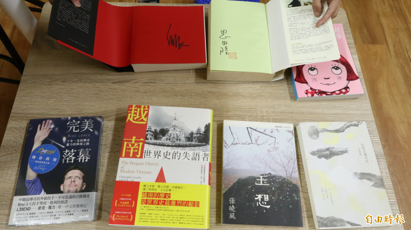 葉雨南店內收藏各式簽名書。（記者黃政嘉攝）