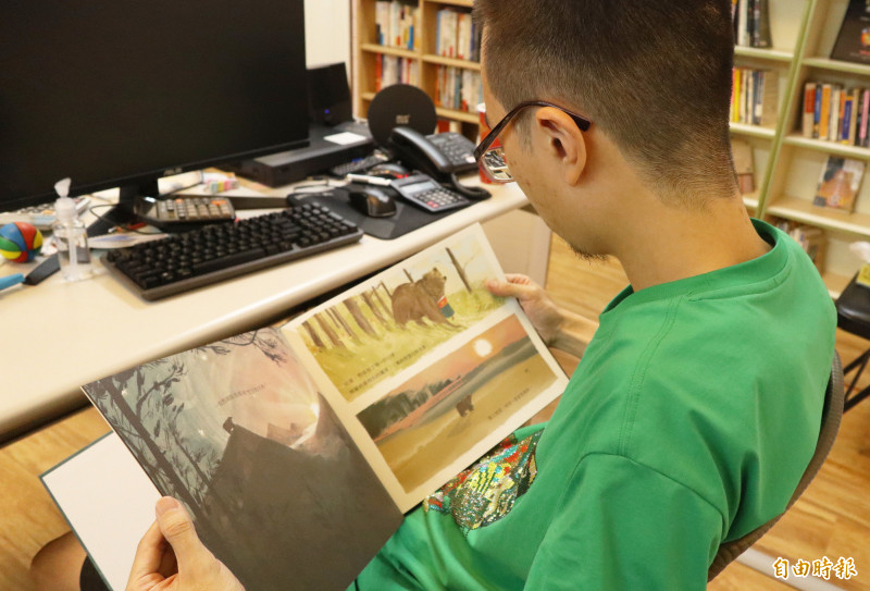 葉雨南覺得失去童心的大人更需看看繪本。（記者黃政嘉攝）