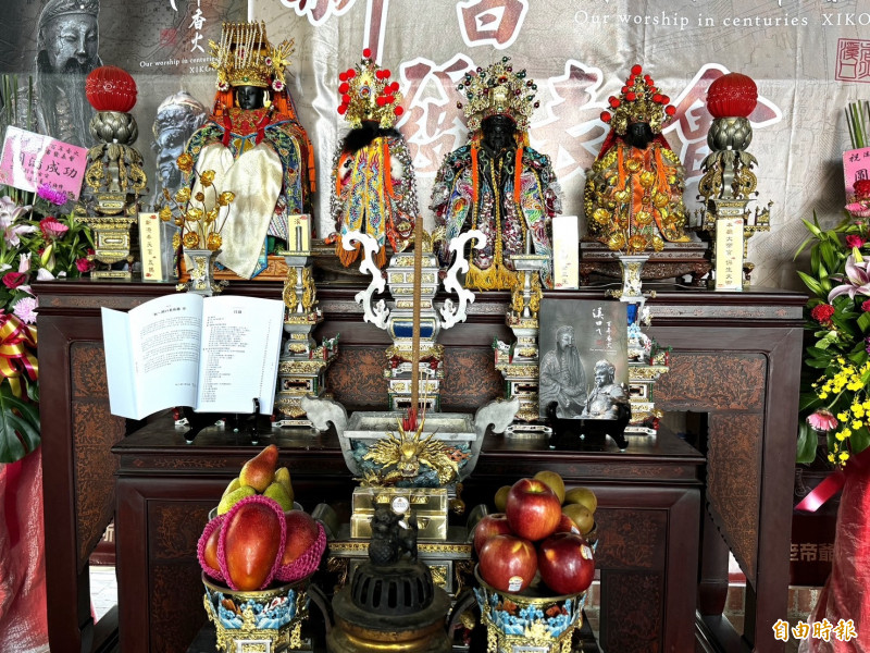 眾神明見證《溪口ㄟ百年香火》新書發表。（記者蔡宗勳攝）