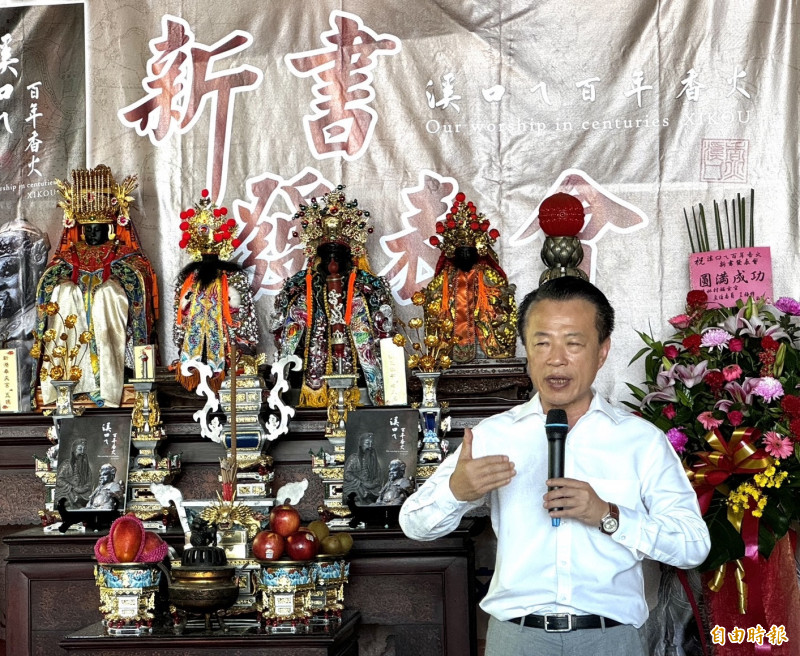 嘉義縣長翁章梁肯定《溪口ㄟ百年香火》新書。（記者蔡宗勳攝）