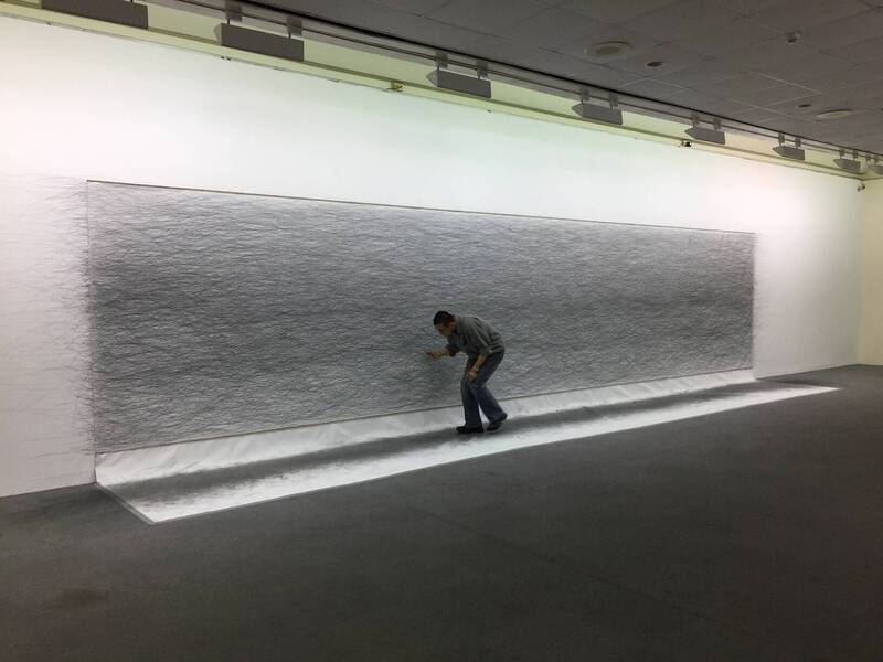 石晉華的耗費6年、在十米長的畫布上來回走筆一百公里完成的創作《行路一百公里》。「走筆系列」從觀念藝術的角度出發，將每一支筆比喻為獨立的生命，而藝術家的身分則轉化為「筆」的「助理」。（安卓藝術提供）