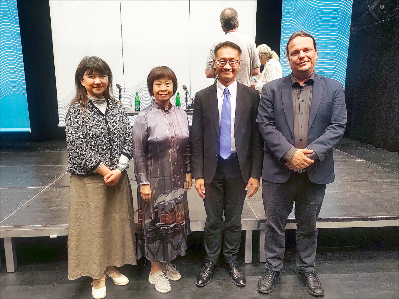 文化部政務次長李靜慧（左起）、作家李昂、駐捷代表柯良叡與捷克文化部次長Ondřej Chrást於捷克「作家閱讀月」開幕日合影。（文化部提供）