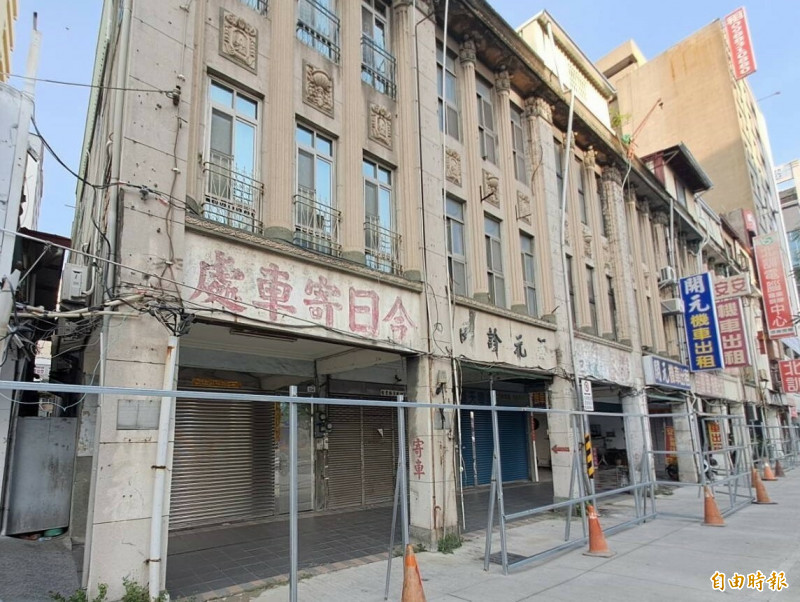 高雄火車站前的8連棟透天厝，是高雄頗具代表性的戰後街屋建築之一，近日已架設圍籬準備施工。 （記者葛祐豪攝）