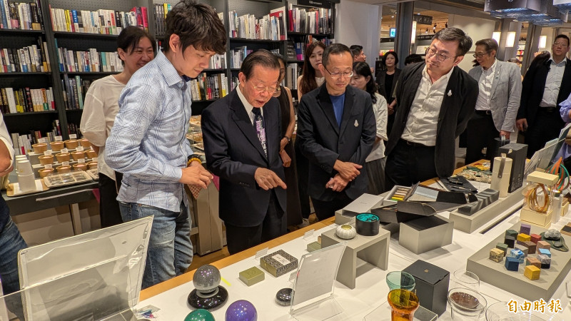 駐日代表謝長廷參觀來自大稻埕傳承台灣百年洗沐品牌「大春煉皂」。（記者林翠儀攝）