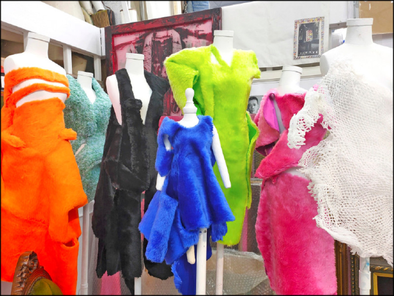 在「RE！ART」永續藝術展中，周裕穎將剪裁後剩下的布塊重新排列，組成1/2比例大小的小型服裝。