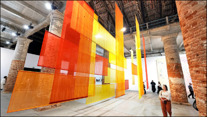 阿拉伯吉達藝術家達娜．阿瓦塔妮（Dana Awartani）新作〈來吧，讓我治癒你的傷口，讓我修補你斷裂的骨頭〉（Come, let me heal your wounds. Let me mend your broken bones）。