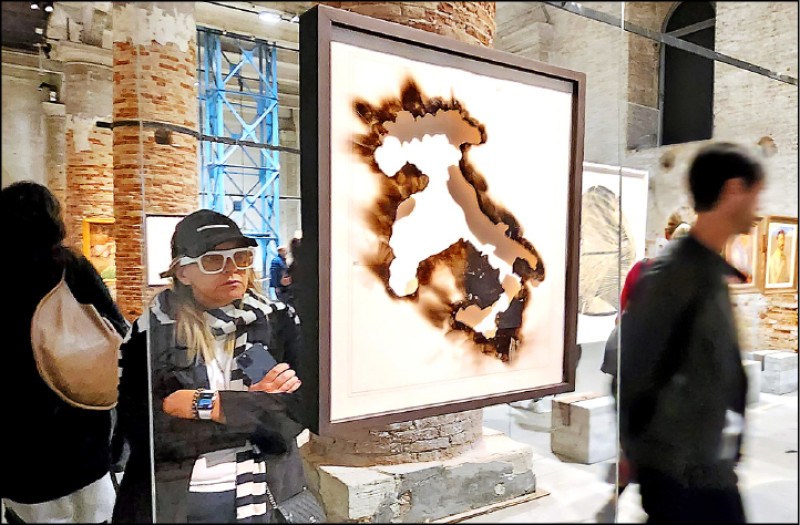 義大利裔巴西藝術家安娜．瑪麗亞．瑪悠利諾（Anna Maria Maiolino），作品〈1942年〉。