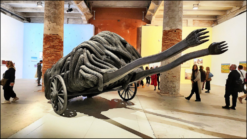 紐西蘭雕塑家布瑞特．葛萊漢（Brett Graham）〉，作品〈荒地〉（Wastelands）。